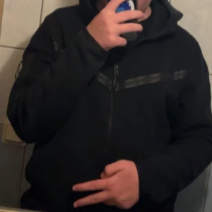 Nike tech fleace - Svart Nike tech knappt använd då jag tröttna fort på den ksk använd 5 gånger bara skriv för mer bilder och info