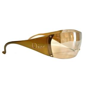 FRI FRAKT! Dior ski 5 solglasögon i guld från 2000-talet. Självklart äkta, samt sällsynta. Fodral & putsduk från Dior medföljer. Fodralet i använt skick, glasögonen i fint skick. Finns en liten defekt (bild 3) & liten väldigt repa. Fler bilder finns!