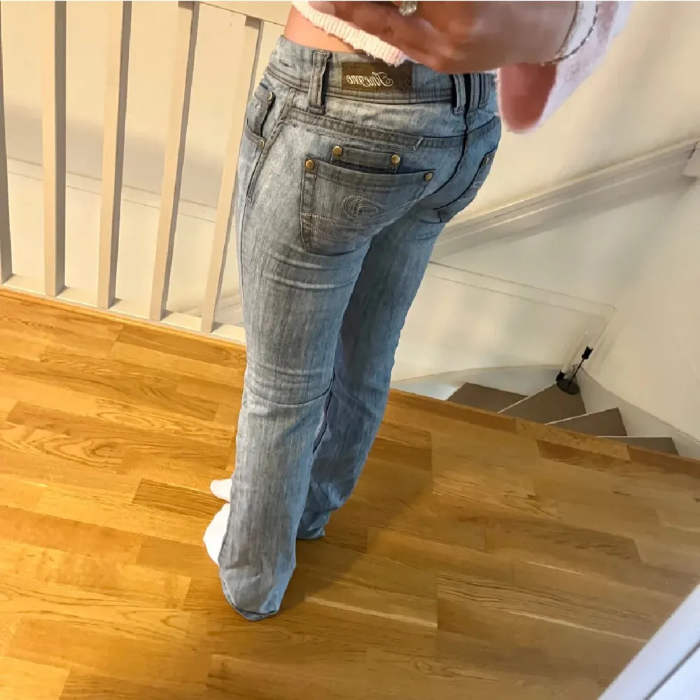  Köpte det av en tjej som hade köpt av en tjej men det passade inte på mig så jag säljer vidare dem är i Bra skick!💖 . Jeans & Byxor.