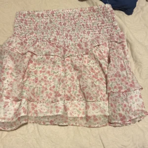 Volang kjol - Jätte fin kjol, har använts 2 gånger[säker] sitter väldigt bra och åker inte ner