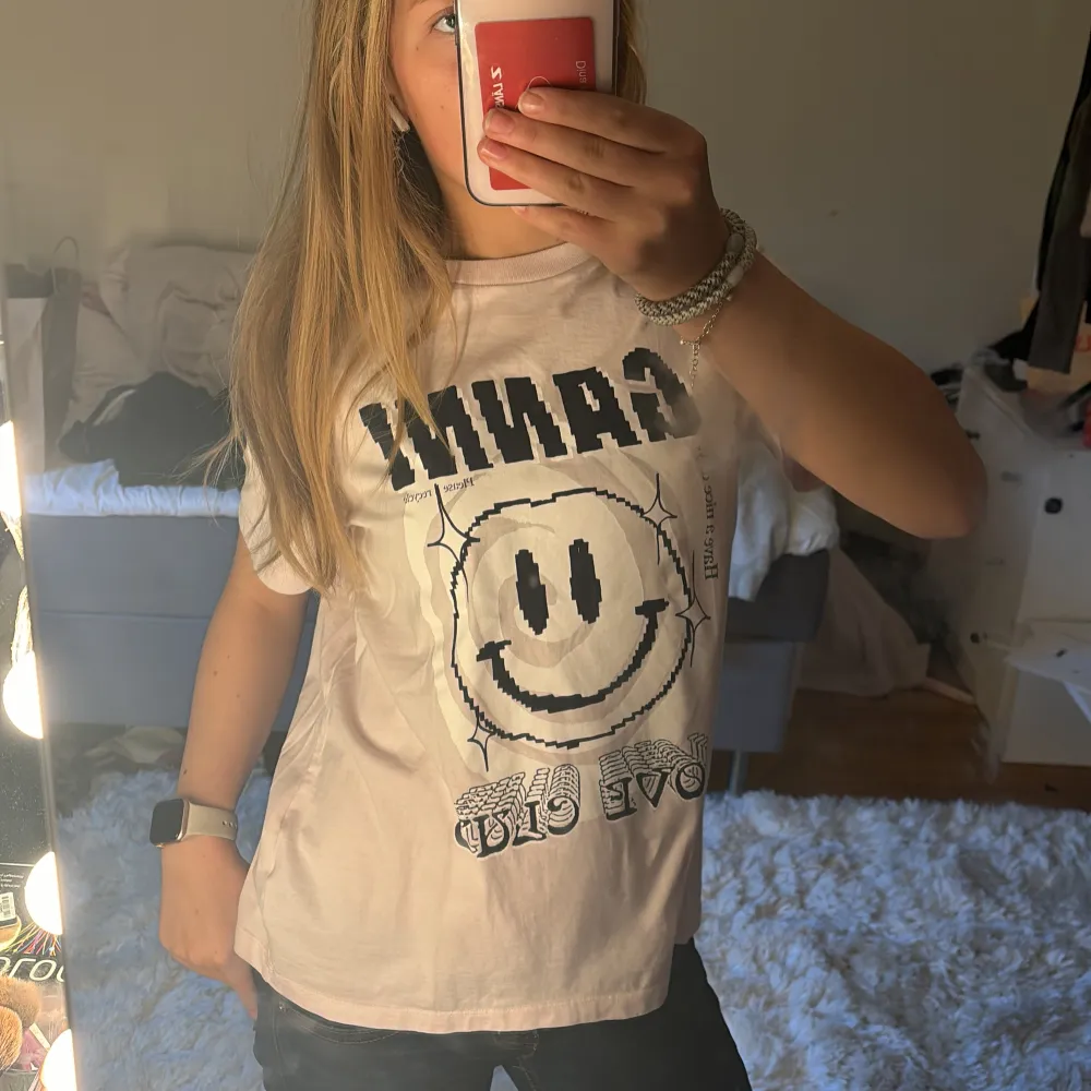 Säljer min ganni tisha då den inte används💗storlek s❤️ köpt för 850 så säljer för 400kr😝. T-shirts.