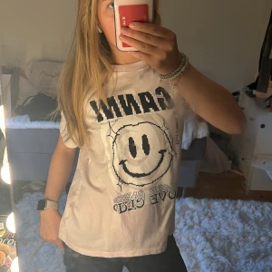 Ganni t-shirt - Säljer min ganni tisha då den inte används💗storlek s❤️ köpt för 850 så säljer för 400kr😝