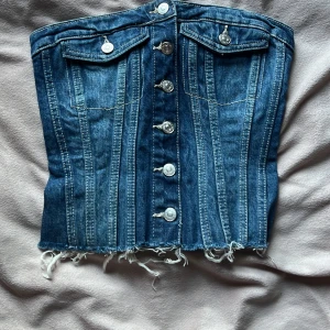 Jeans topp  - Säljer denna jeans topp från zara, då den knappast kommit till användning💞