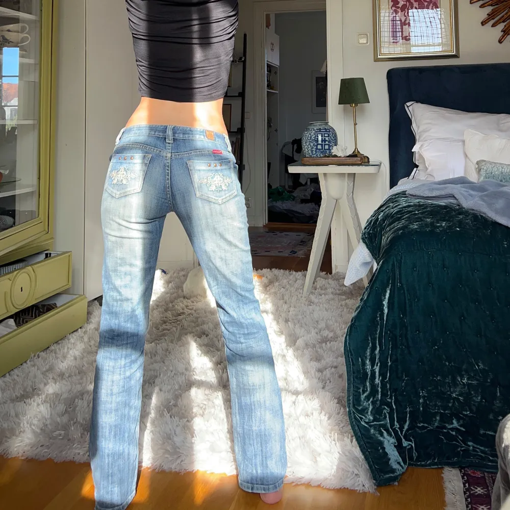 Midjemått: 38cm rakt över, innerbenslängd: 78cm💋. Jeans & Byxor.