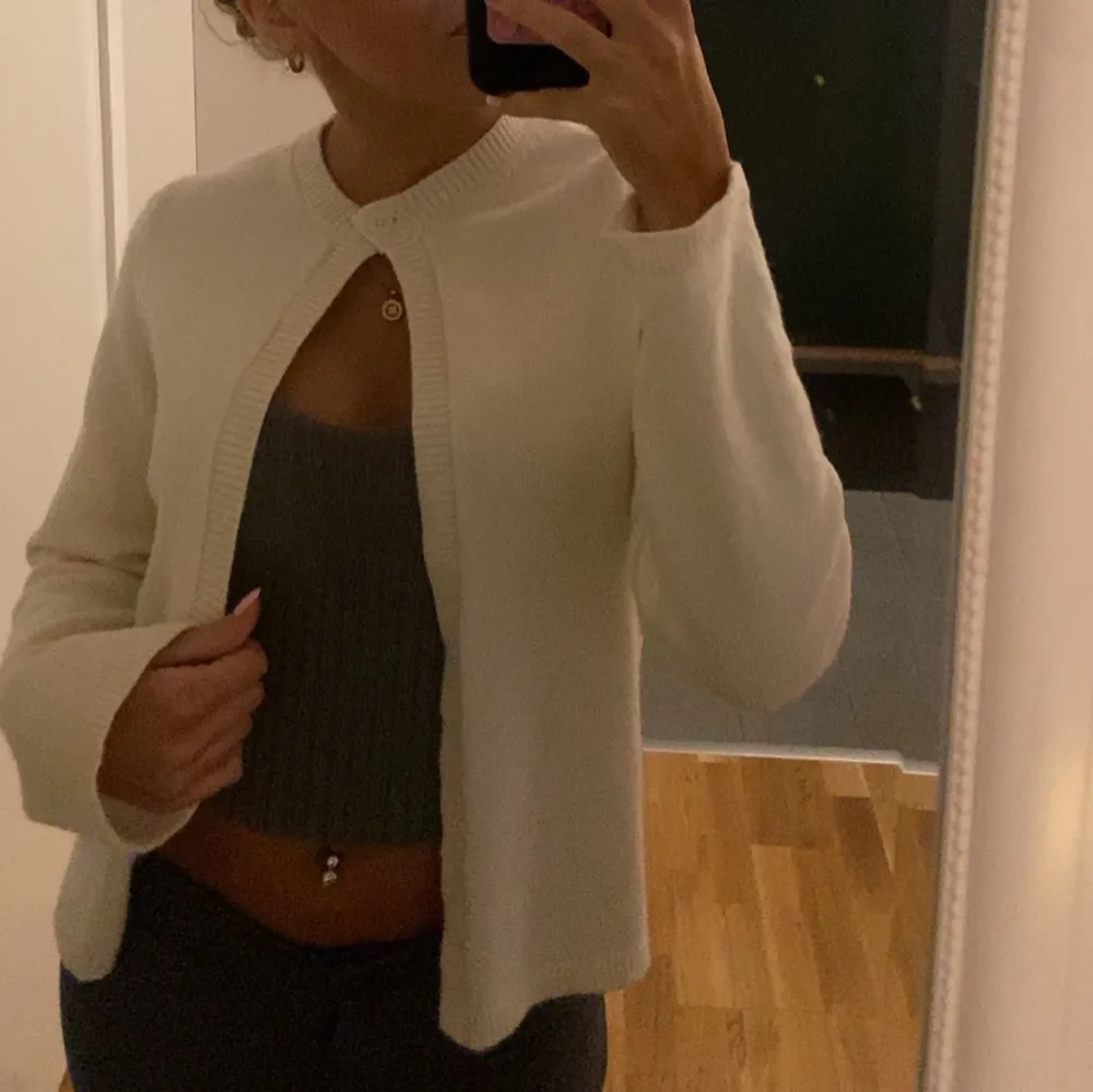 Jättemysig cardigan ifrån Gina🤍 knappt använd<3 (slutsåld online ). Stickat.