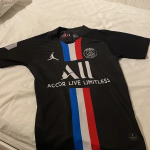 Havt den inte så länge men har inte tagit på mig den en ända gång - De är en PSG t shirt. spelaren heter Mbappe.