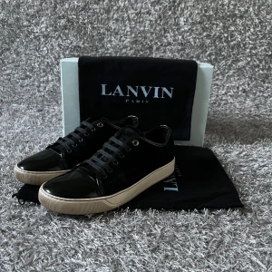 Lanvin Skor - Tjena! Säljer nu mina snygga skor ifrån Lanvin. Skicket på skorna är 8,5/10. Skorna är i storlek 8 vilket motsvarar runt 42-43. Endast skorna medföljer! Vid fler frågor/bilder är det bara och höra av sig! 