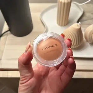 So natural (nr3) är tyvärr för ljus för min hudton så jag har endast testat denna blush. Otrolig formula!!! Originalpris 380kr.