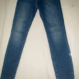 Bikbok Skinny Jeans  - Blå skinny jeans, månader gammal använt Max 2 gånger storlek S
