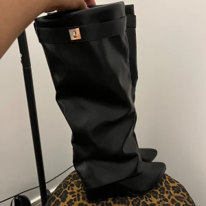 Boots - Värdens snyggaste boots, använda 1 gång. Säljer då dom är för små för mej. Små i storleken 