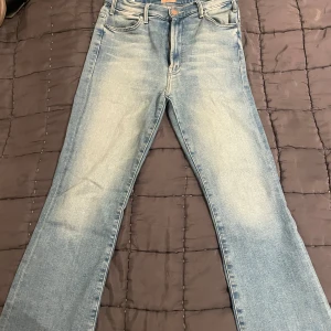 Mother jeans  - Hej säljer ett par Mother jeans i modellen hustler och i storlek 28. Hör av er vid frågor eller funderingar!