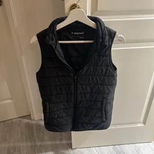 Everest väst - Tja rensar garderoben . Så inget märkvärdigt de bara höra av sig om nån fundering 