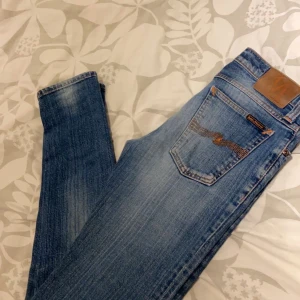 Nudie jeans Slim fit - Säljer dessa fräscha jeans från nudie Hör av er vid frågor & funderingar🍀