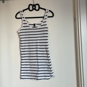 Bästa basplagget - Säljer mitt fina randiga linne i stl 38❣️Perfekt att ha på sommaren till en snygg kjol! Linnet är i fint skick, helt och rent såklart🥂 