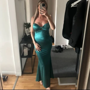 Turkosgrön långklänning - Nypris 1400kr, kom gärna med egna bud! Helt oanvänd med prislapp på.  Perfekt till bröllop eller bal. Passar både s/m stretchig