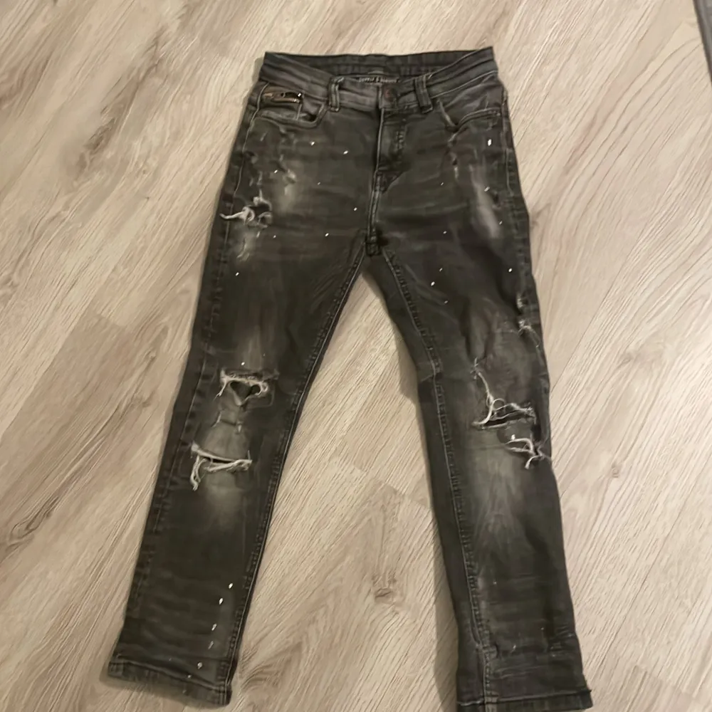 Ett par märkes jeans ”supply demand” och storleken är 9-10 år pris: 599kr. Jeans & Byxor.