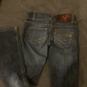 Bootcut jeans med fina fickor - Mörkblåa jeans från lindex, storlek 34. Skulle säga att de är mellan Lågmidjade och midwaist. Säljer för d är för små, bakfickan går inte att öppna. Skriv om ni har frågor elr e intresserade! Passar någon som e typ 165.