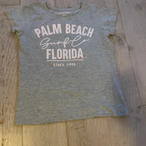 Grå T-shirt med tryck - Grå T-shirt med tryck