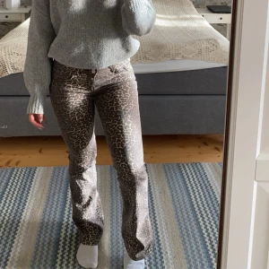 Leopard jeans - Säljer mina leopardjeans då jag aldrig fått någon användning av dom, helt oanvända och jättefina🌸