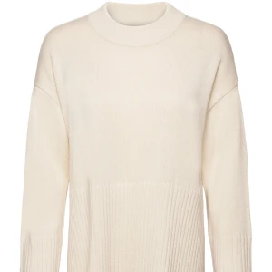 Creme vit stickad tröja - En super fin creme vit stickad tröja från Only i storlek M. Den har en slits på varsin sida och sitter super fint. Har använt den en gång och tyckte själv att den inte passa på mig. Den har inga skavanker eller något sånt. 