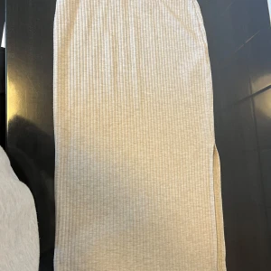 Tight kjol Only - Beige tight kjol från Only, går till vaderna ungefär. Använd fåtal gånger inga defekter. Köpte nyförvärv ca 300 kr, säljer för ca 110- upp. Kontakta vid intresse. Köpare tår för frakten. Storlek Xs men passar även S.