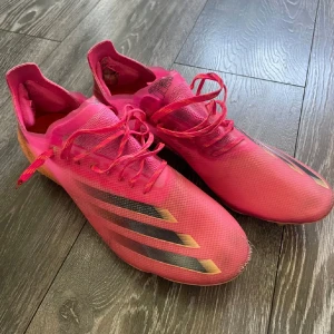 Rosa adidas X fotbollsskor  - Säljer brorsans Adidas X fotbollsskor, storlek 44 men passar 43! ☺️