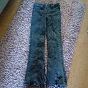 Mörkgrå bootcut jeans - Säljer dessa fina jeans då dem inte kommer till användning, jättebra skick, nya, använda två gånger, noll defekter :)