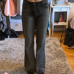 Bootcut jeans - Mörk gråa jeans från zara, lågmidjade och är använd ca 5 gånger