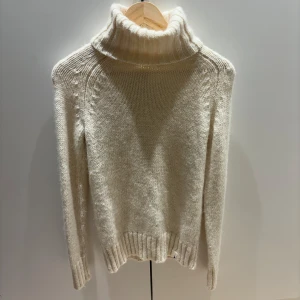 Polo stickad tröja beige - Så najs!