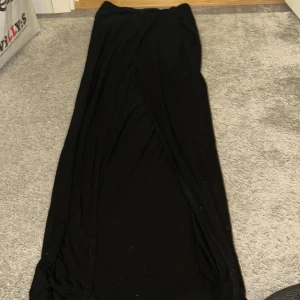 Kjol med slits på sidan  - Hej tjejer, denna kjol är så himla himla 💕fin. Den har en slits på benet som är så fint. Haft kjolen i ett tag nu men kommer inte längre till använda. Den har så skönt och luftigt material som finns. Hör av er för mer bilder eller frågor. ☺️