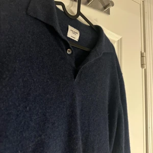 Kashmir långärmad piké  - Säljer denna extremt snygga Kashmir tröjan från John Hendric, skicket på tröjan är också väldigt bra, funkar och matchar med allt. Nypriset på denna är 2100