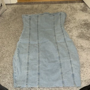 Jeans klänning  - Hej en jätte fin jeans klänning som sitter tajt vid höfterna. Och som är utstånde som är mycket mycket fin. Man har en dragkedja på ryggen som drar åt allt☺️👀❤️ hör av dig! 