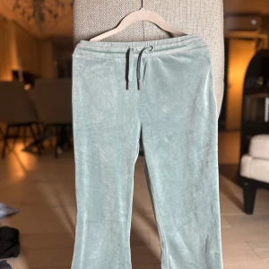 Sköna bootcut mjukisar - Mjukisbyxor