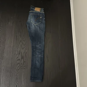 Dondup jeans - Snygga dondup jeans. Skick 9/10. Nypris 3000 mitt pris 949. Längd 99, bredd 37