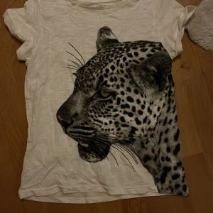 Tröja - Jättefin tröja som föjer leopardtrenden! Storlek 14 i barn men den passar mig som bör strl xs-s