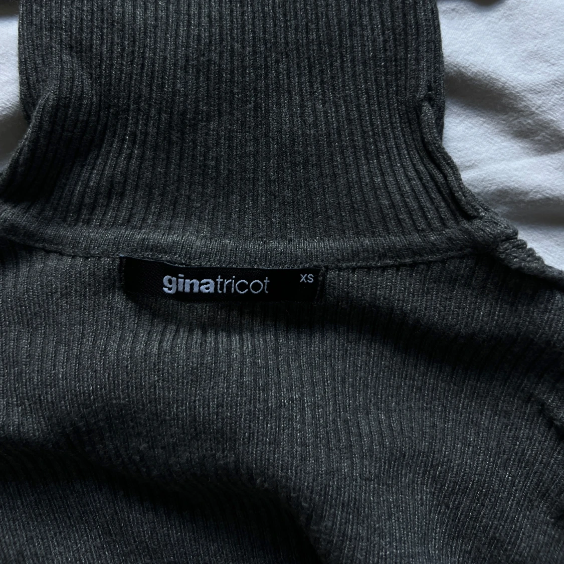 Mörkgrå ribbad polotröja från Gina Tricot - 90