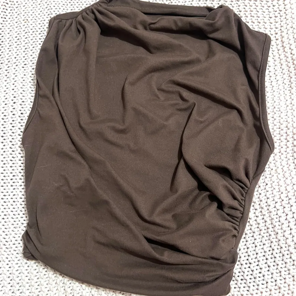 Mycket fin brun topp i storlek 36 / S, ribbad. Brun topp, ribbad topp, storlek 36, storlek S, figursydd topp, casual topp, vardagstopp, stilren topp, hösttop, elegant topp, kortärmad topp. Brown top, ribbed top, size 36, size S, fitted top, casual to. Toppar.