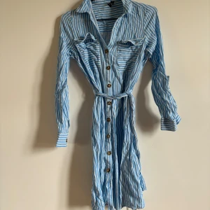 Klänning  - Fin randig klänning i nyskick, endast använd någon timme vid ett tillfälle. 