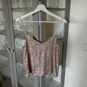 Glitter top från mango - Rosa glitter top från mango. Aldrig använd, inga defekter 