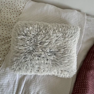 Fluffig kudde - Säljer nu denna så så mysiga fluffiga kudden!! 💕Kuddfodralet sitter fast på kudden så hela kudden ingår!! Fint skick!! Från Jysk och jag säljer betydligt billigare än nypris. Pris kan diskuteras 💛