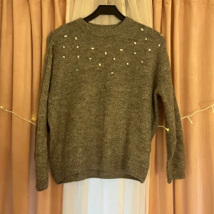 Stickad tröja  - En jätte söt stickad tröja. Den är i väldigt fint skick, den har inga skador samt inga fläckar osv. 