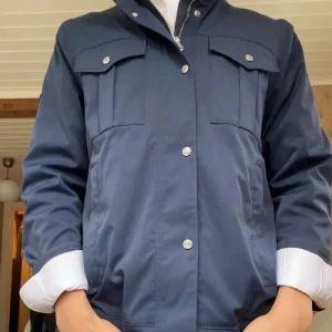 J.Lindeberg Bailey - En tvärfet field jacket från J.Lindeberg. Jackan är i toppskick och har bara använts två gånger. Säljer eftersom den inte används längre. Perfekt jacka nu till hösten🍁. Storlek L men passar även M. Nypris ligger på 3400 kr. Skriv om ni har frågor!