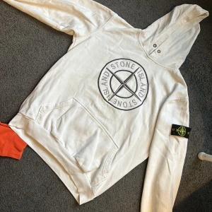 Stone island strl M - Använd men ok skick. Ej original misstänker jag.