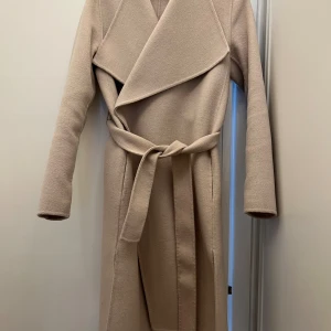 Kappa Wera - Beige jättesnygg kappa från Åhléns av märket Wera inhandlad förra hösten säljes. Använd ett fåtal ggr och är i mycket fint skick. Inköpspris ca 2500kr, säljer min för 1000kr. Är strl 34 men är stor så motsvarar en 36.