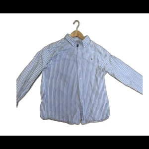 Blå polo Ralph Lauren skjorta  - Riktigt bra skick, Aldrig använt, storlek 16 vilket jag skulle påstå motsvarar ungefär M