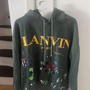 Hej säljer denna sällsynta Lavin hoodie i nytt skick den är knappt använd och har inga deffekter eller annat den är i storlek S och tagsen och det följer såklart med (pris kan diskuteras vid snabb affar)