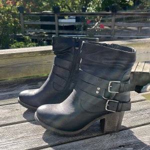 Boots  - Säljer ett par snygga svarta boots, perfekt nu till höst/vintern. Knappt använda, max 2 gånger. 10/10 skick, nypris 1000kr. 