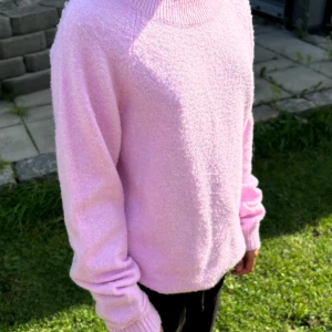 Vero moda stickad tröja - Storlek Xs, använd fåtal gånger, mycket bra skick och väldigt bekväm💓
