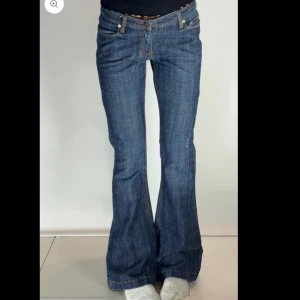 Low waist bootcut jeans - Lånad bild från där jag köpte de. Säljer pga för stora:( Storlek S , Innerbenslängd: 83cm Midja tvärs över: 39cm  Ytterbenslängd: 105cm