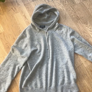 Cashmir Hoodie Utan Zip Grå - Grå Cashmir Hoodie från Calmire, möts upp i Östermalm elelr fraktar   Passar s/m